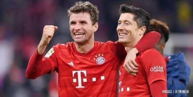 太开心了，马斯切拉诺赛后发布会上遭球员们啤酒浴“突袭”（赛后发布会大欢乐：球员突袭为马斯切拉诺献上啤酒浴）