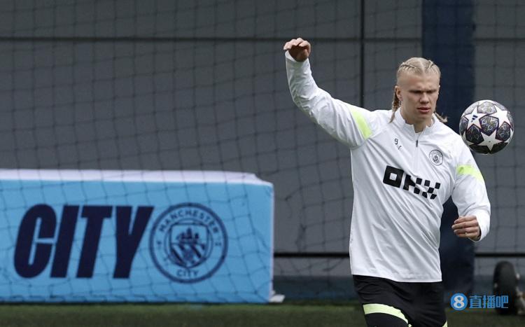 半场： 萨索洛2-1佛罗伦萨，曼德拉戈拉点射，沃尔帕托破门（半场结束，萨索洛2-1领先佛罗伦萨：曼德拉戈拉点球，沃尔帕托建功）